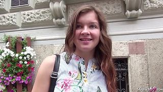 Молодая шлюха отсосала крючковатый пенис и дала очко для траха за деньги