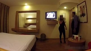 Дала мужу подрочить на свою задницу, перед тем как пойти в клуб и снять себе ебаря