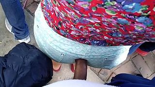 Парень не улицы тыкает своим членом в попу незнакомой девушки