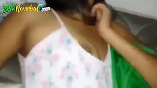 Индус трахает в письку младшую сестру, лежащую на боку на постели