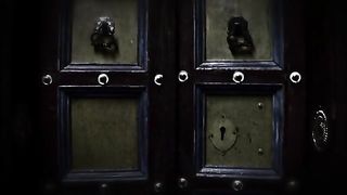 Муж в ошейнике вылизывает жене блондинке анус и слизывает с пола её сквирт