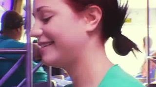 Безотказная тёлка с красными волосами делает качественный отсос в автобусе